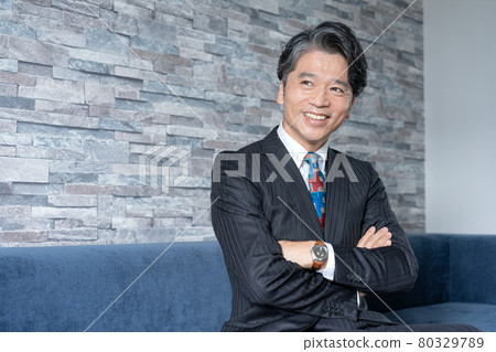 一個中年男人坐在沙發上的畫像 80329789