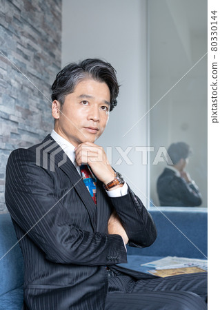 一個中年男人坐在沙發上的畫像 一個中年男人坐在沙發上的畫像 80330144