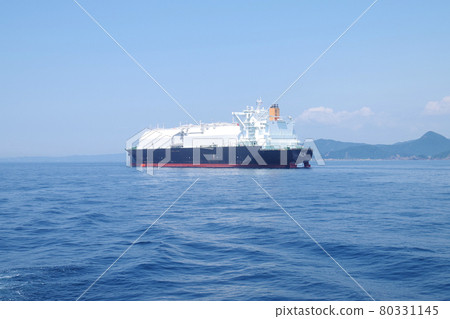A view of an LNG tanker anchored off the coast of Gobo, Wakayama 80331145
