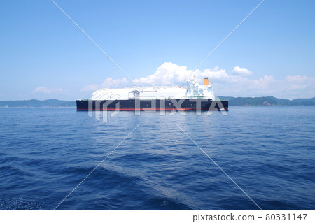 停泊在和歌山 Gobo 海岸的 LNG 油輪 停泊在和歌山 Gobo 海岸的 LNG 油輪 80331147