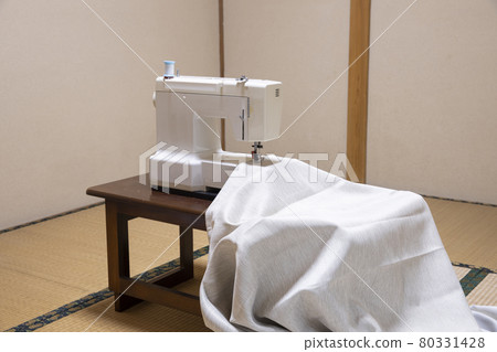 An old sewing machine in a Japanese-style room 80331428