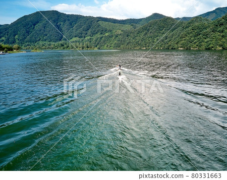 在涼爽的北漢江上享受滑水和划船的人們。 80331663