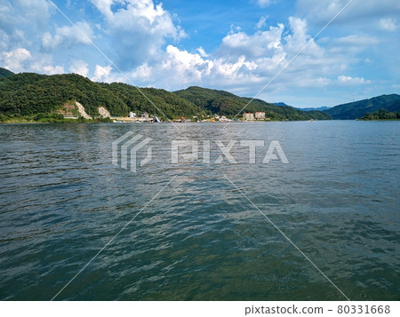 在涼爽的北漢江上享受滑水和划船的人們。 在涼爽的北漢江上享受滑水和划船的人們。 80331668