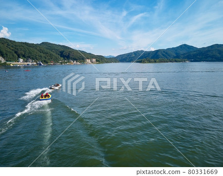 在涼爽的北漢江上享受滑水和划船的人們。 在涼爽的北漢江上享受滑水和划船的人們。 80331669