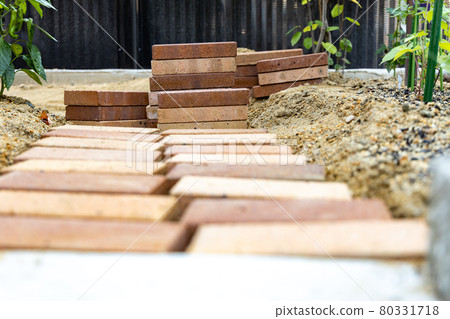 A place where bricks are temporarily placed to make a small diameter of bricks in the garden 80331718