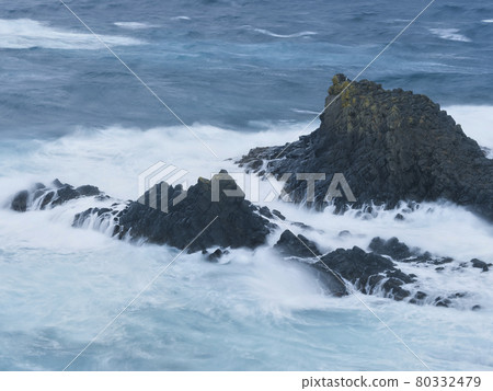 海浪撞擊岩石慢快門@北海道禮文島Sukoton岬 80332479