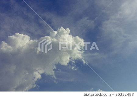 夏日的天空和冰雲 80332497
