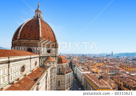 意大利佛羅倫薩大教堂的沖天爐和老城的街道 80333621