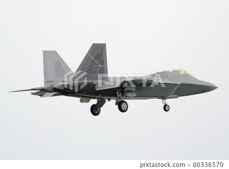 美國空軍隱形戰鬥機F-22A猛禽在天空中飛行 80336570