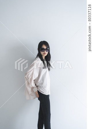 休閒時尚女性 80337116
