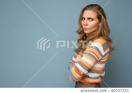 Photo portrait of young pretty beautiful angry dissatisfied blonde woman with sincere emotions 80337331