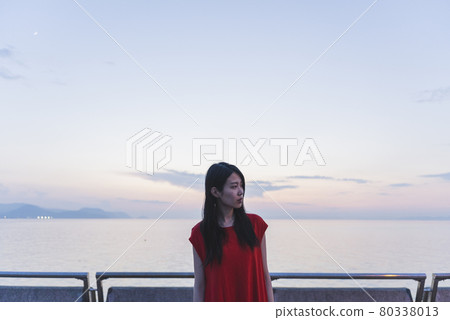 黃昏時分在海裡穿紅色連體衣的女人 黃昏時分在海裡穿紅色連體衣的女人 80338013