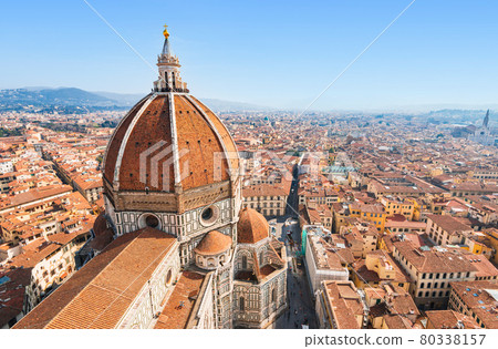 Cupola of the Duomo in Florence, Italy and the streets of the old town 80338157