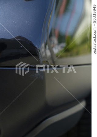 汽車保險槓上的划痕 80339949