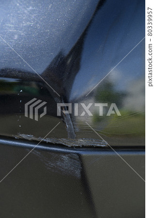 汽車保險槓上的划痕 80339957