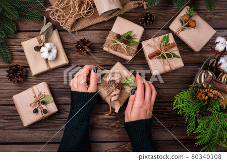 Christmas gift boxes in craft paper 80340108