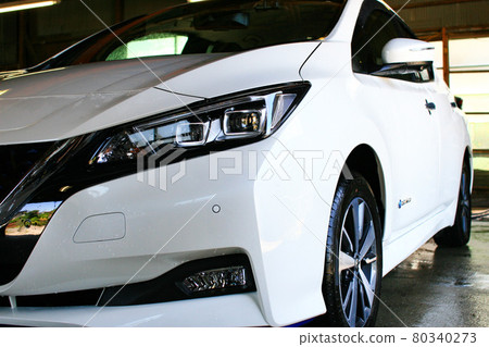 清洗電動車時產生的水滴 清洗電動車時產生的水滴 80340273