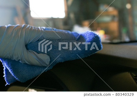 把駕駛座周圍的水擦乾淨 把駕駛座周圍的水擦乾淨 80340329