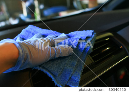 Wipe the water around the air conditioner Wipe the water around the air conditioner 80340330