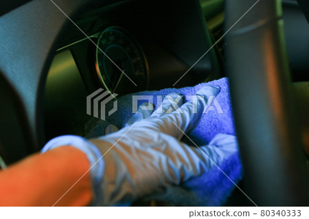 Wipe the water around the handle Wipe the water around the handle 80340333