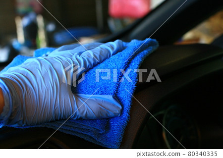 Wipe the water in front of the driver's seat 80340335