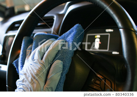 Wipe the handle with water Wipe the handle with water 80340336