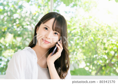 A young lady calling on a smartphone 80341570