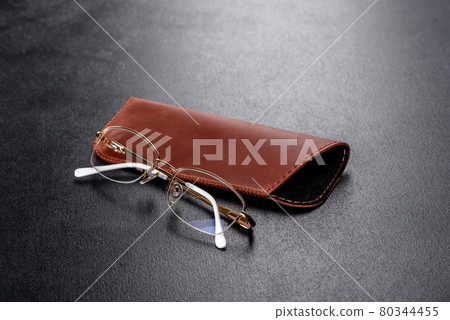 Beautiful brown case made of leather designed to store glasses 80344455