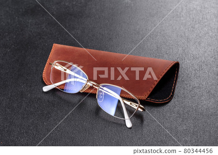 Beautiful brown case made of leather designed to store glasses 80344456