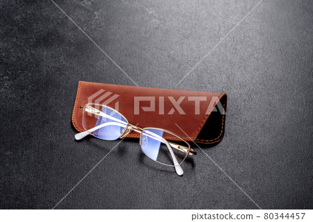 Beautiful brown case made of leather designed to store glasses 80344457