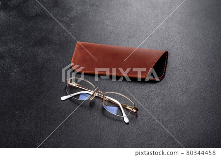 Beautiful brown case made of leather designed to store glasses 80344458