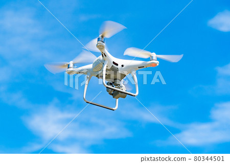 無人機和藍天 無人機和藍天 80344501