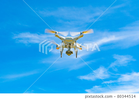 無人機和藍天 無人機和藍天 80344514