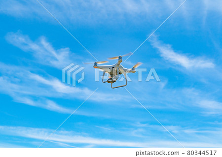 無人機和藍天 無人機和藍天 80344517