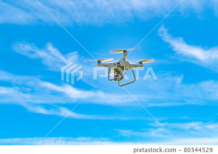 無人機和藍天 無人機和藍天 80344529