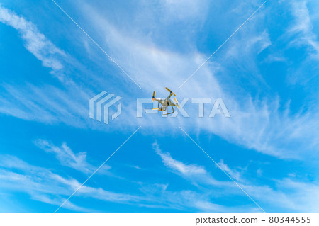無人機和藍天 無人機和藍天 80344555