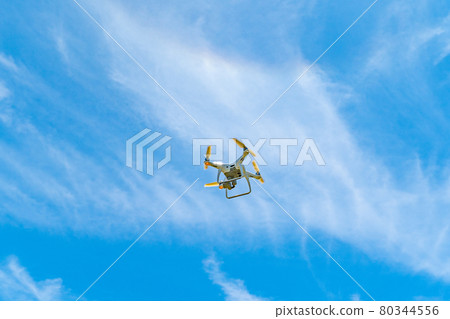 無人機和藍天 無人機和藍天 80344556