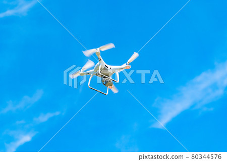 無人機和藍天 無人機和藍天 80344576