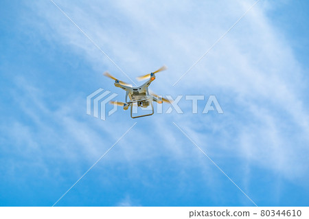 無人機和藍天 80344610