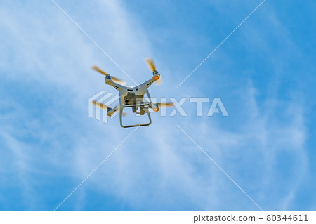無人機和藍天 80344611