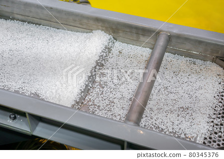 Recycled plastic granules on automatic shale shaker, conveyor belt 80345376