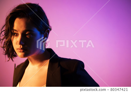 一個穿夾克的女人 一個穿夾克的女人 80347421