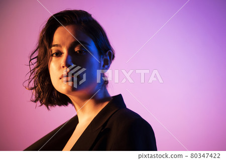 一個穿夾克的女人 一個穿夾克的女人 80347422