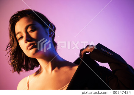 一個穿夾克的女人 一個穿夾克的女人 80347424