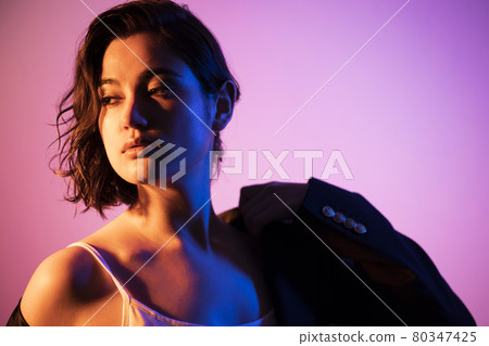 一個穿夾克的女人 一個穿夾克的女人 80347425