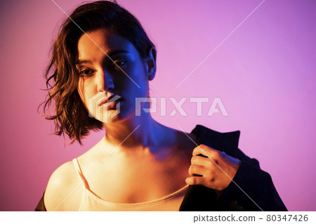 一個穿夾克的女人 一個穿夾克的女人 80347426