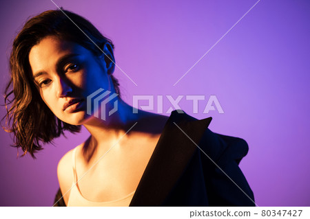 一個穿夾克的女人 一個穿夾克的女人 80347427