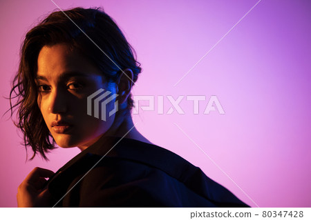 一個穿夾克的女人 一個穿夾克的女人 80347428