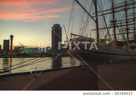停泊在神戶港的日本丸號，夕陽西下的神戶市容 80348015