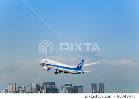 [ANA aircraft taking off from Haneda Airport Terminal 2] 80348475